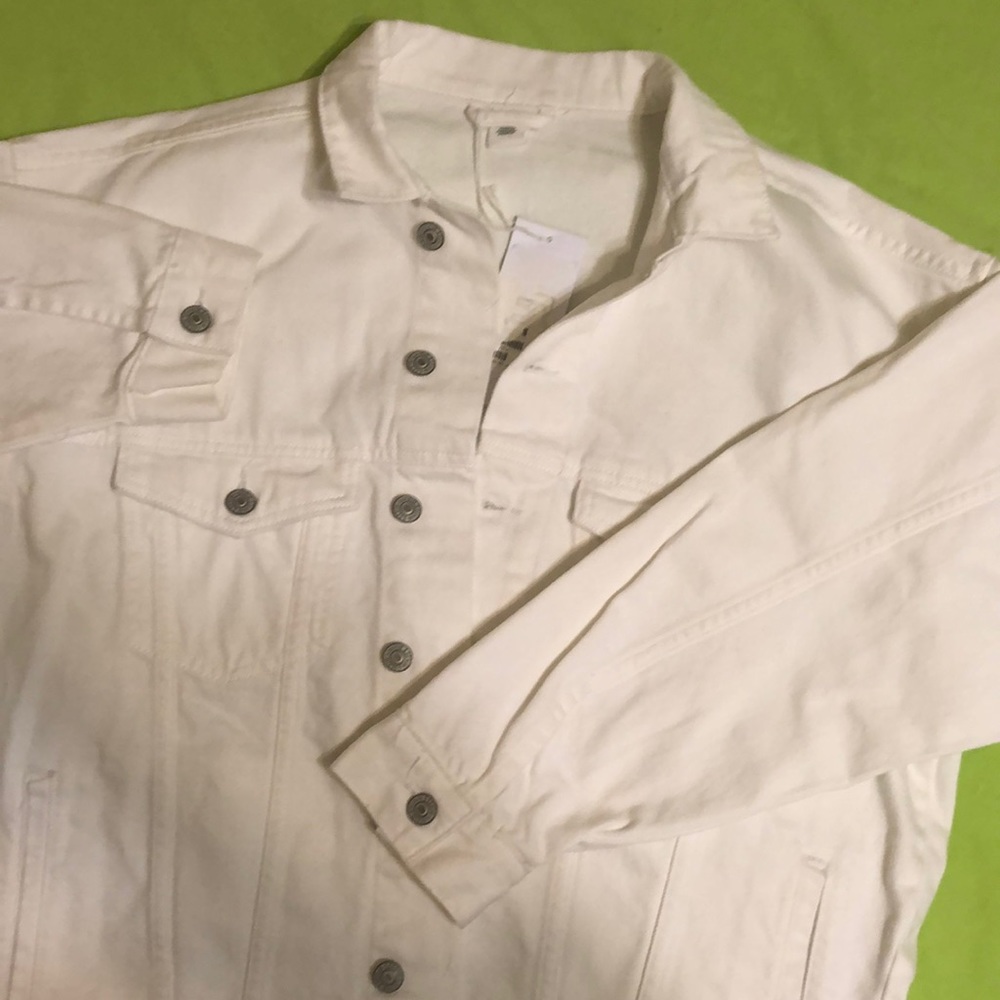 NWT Ladies white denim jacket size Small. Fits like a large. H&M brand